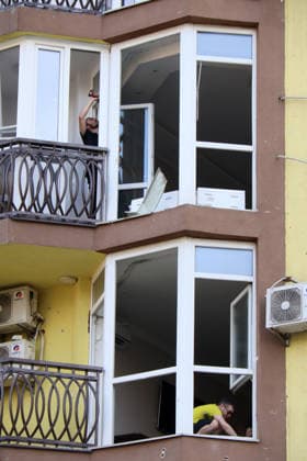 Men repair shattered windows in an apartment block in the Shevchenkivskyi district after a large-scale overnight Russian missile attack, Kyiv, Ukraine, July 19, 2026. The Russian army launched a massive attack on the capital with ballistic missiles. According to the State Emergency Service of Ukraine, an 89-year-old woman was killed and 15 people were injured. Falling debris and fires were reported in five districts of the city, while a direct hit was recorded at the underpass near Lukianivska metro station. (Photo by Pavlo Bahmut Ukrinform) Russian missile hits underground passage near Lukianivska metro station in Kyiv  Copyright: xPavloxBahmutx