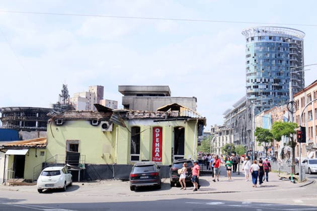 People walk along the pavement in the Shevchenkivskyi district after a large-scale overnight Russian missile attack, Kyiv, Ukraine, July 19, 2026. The Russian army launched a massive attack on the capital with ballistic missiles. According to the State Emergency Service of Ukraine, an 89-year-old woman was killed and 15 people were injured. Falling debris and fires were reported in five districts of the city, while a direct hit was recorded at the underpass near Lukianivska metro station. (Photo by Pavlo Bahmut Ukrinform) Russian missile hits underground passage near Lukianivska metro station in Kyiv  Copyright: xPavloxBahmutx