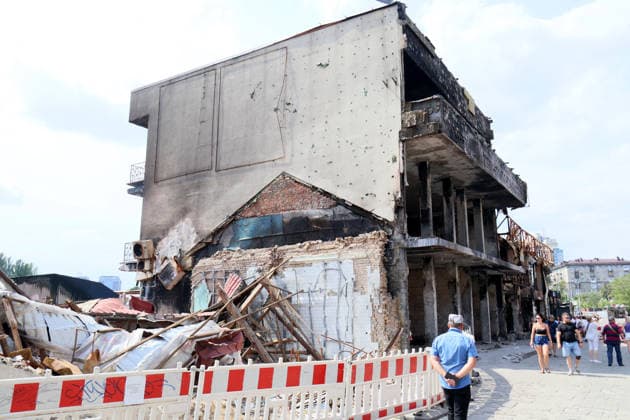 People walk past a building in the Shevchenkivskyi district that was destroyed in a previous strike after a large-scale overnight Russian missile attack, Kyiv, Ukraine, July 19, 2026. The Russian army launched a massive attack on the capital with ballistic missiles. According to the State Emergency Service of Ukraine, an 89-year-old woman was killed and 15 people were injured. Falling debris and fires were reported in five districts of the city, while a direct hit was recorded at the underpass near Lukianivska metro station. (Photo by Pavlo Bahmut Ukrinform) Russian missile hits underground passage near Lukianivska metro station in Kyiv  Copyright: xPavloxBahmutx