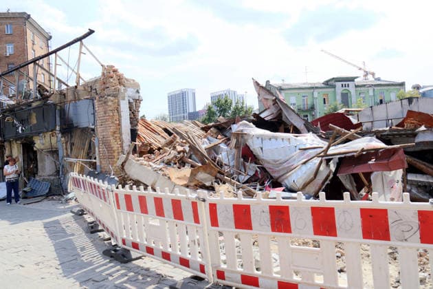 A building in the Shevchenkivskyi district that was destroyed in a previous strike lies in ruins as pictured after a large-scale overnight Russian missile attack, Kyiv, Ukraine, July 19, 2026. The Russian army launched a massive attack on the capital with ballistic missiles. According to the State Emergency Service of Ukraine, an 89-year-old woman was killed and 15 people were injured. Falling debris and fires were reported in five districts of the city, while a direct hit was recorded at the underpass near Lukianivska metro station. (Photo by Pavlo Bahmut Ukrinform) Russian missile hits underground passage near Lukianivska metro station in Kyiv  Copyright: xPavloxBahmutx