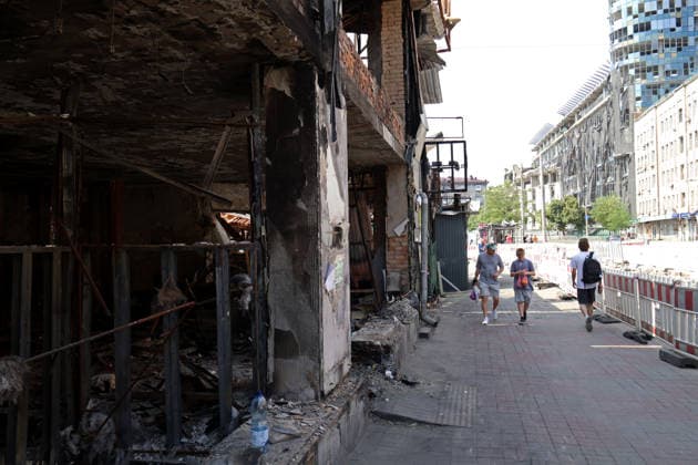 People walk past a building in the Shevchenkivskyi district that was destroyed in a previous strike after a large-scale overnight Russian missile attack, Kyiv, Ukraine, July 19, 2026. The Russian army launched a massive attack on the capital with ballistic missiles. According to the State Emergency Service of Ukraine, an 89-year-old woman was killed and 15 people were injured. Falling debris and fires were reported in five districts of the city, while a direct hit was recorded at the underpass near Lukianivska metro station. (Photo by Pavlo Bahmut Ukrinform) Russian missile hits underground passage near Lukianivska metro station in Kyiv  Copyright: xPavloxBahmutx