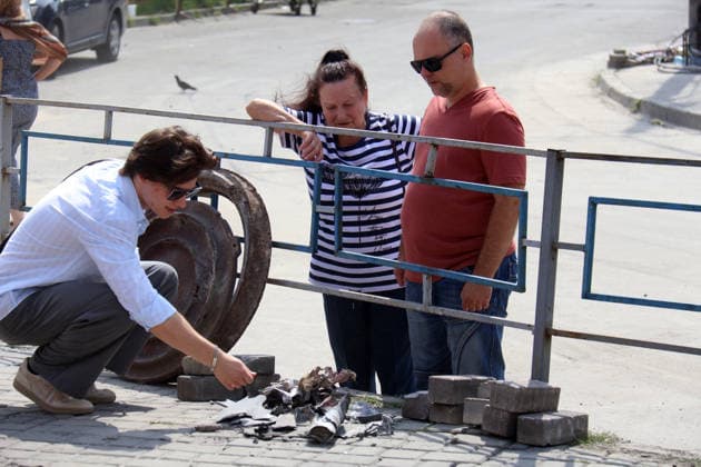 People look at Russian missile debris near the Lukianivska metro station in the Shevchenkivskyi district after a large-scale overnight Russian missile attack, Kyiv, Ukraine, July 19, 2026. The Russian army launched a massive attack on the capital with ballistic missiles. According to the State Emergency Service of Ukraine, an 89-year-old woman was killed and 15 people were injured. Falling debris and fires were reported in five districts of the city, while a direct hit was recorded at the underpass near Lukianivska metro station. (Photo by Pavlo Bahmut Ukrinform) Russian missile hits underground passage near Lukianivska metro station in Kyiv  Copyright: xPavloxBahmutx