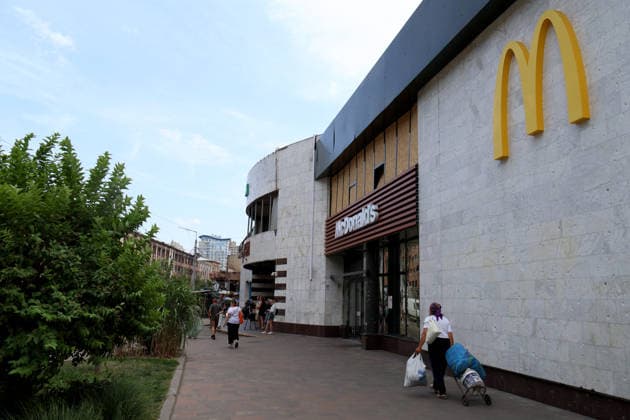 The Lukianivska metro station and a McDonald’s restaurant in the Shevchenkivskyi district are pictured after a large-scale overnight Russian missile attack, Kyiv, Ukraine, July 19, 2026. The Russian army launched a massive attack on the capital with ballistic missiles. According to the State Emergency Service of Ukraine, an 89-year-old woman was killed and 15 people were injured. Falling debris and fires were reported in five districts of the city, while a direct hit was recorded at the underpass near Lukianivska metro station. (Photo by Pavlo Bahmut Ukrinform) Russian missile hits underground passage near Lukianivska metro station in Kyiv  Copyright: xPavloxBahmutx