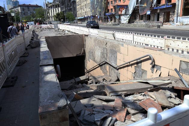 Russian missile hits underground passage near Lukianivska metro station in Kyiv A pedestrian underpass near the Lukianivska metro station in the Shevchenkivskyi district lies destroyed after a Russian missile strike, Kyiv, Ukraine, July 19, 2026. The Russian army launched a massive attack on the capital with ballistic missiles. According to the State Emergency Service of Ukraine, an 89-year-old woman was killed and 15 people were injured. Falling debris and fires were reported in five districts of the city, while a direct hit was recorded at the underpass near Lukianivska metro station., Credit:Pavlo Bahmut Ukrinform Avalon Ukraine, Kyiv  Copyright: xPavloxBahmutx xUkrinformx xAvalonx 1117529953