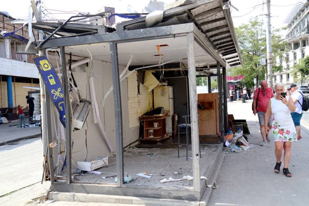 Russian missile hits underground passage near Lukianivska metro station in Kyiv People walk past a damaged kiosk at a public transport stop near the Lukianivska metro station in the Shevchenkivskyi district after a large-scale overnight Russian missile attack, Kyiv, Ukraine, July 19, 2026. The Russian army launched a massive attack on the capital with ballistic missiles. According to the State Emergency Service of Ukraine, an 89-year-old woman was killed and 15 people were injured. Falling debris and fires were reported in five districts of the city, while a direct hit was recorded at the underpass near Lukianivska metro station., Credit:Pavlo Bahmut Ukrinform Avalon Ukraine, Kyiv  Copyright: xPavloxBahmutx xUkrinformx xAvalonx 1117530111