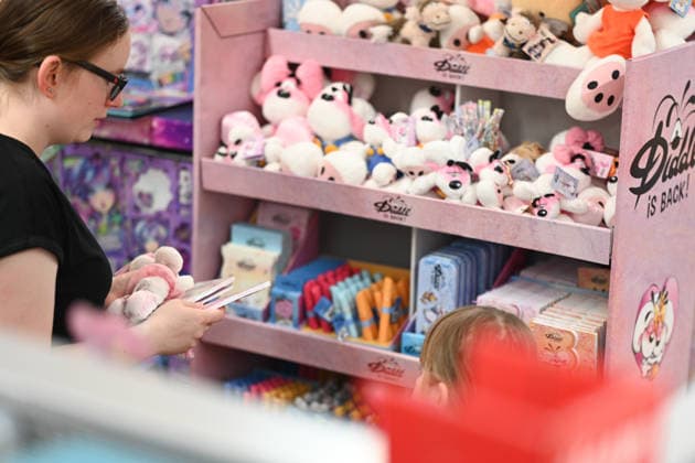 Diddl feiert Comeback in Deutschland. Ab dem heutigen Montag (20. Juli) ist die erste neue Kollektion der beliebten Maus wieder in Deutschland,Niederlande, Österreich und der Schweiz erhältlich. Nach rund zehn Jahren kehren die bekannten Diddl-Blöcke und zahlreiche weitere Produkte in den Handel zurück. Berlin Berlin Deutschland *** Diddl Makes a Comeback in Germany Starting today, Monday, July 20, the popular mouse’s first new collection is once again available in Germany, the Netherlands, Austria, and Switzerland. After about ten years, the well-known Diddl notebooks and numerous other products are returning to stores. Berlin, Berlin, Germany Copyright: xdiebildwerftx