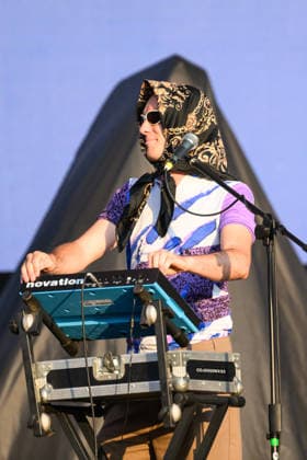 Musik, Lucca Summer Festival, Dov e Liana July 19, 2026, Lucca, Lucca, Italy: The singer of the French band Dov Ã¢?oeÃ‚Â¿ Liana during the concert of the Lucca Summer Festival 2026 opening for Katy Perry s performance, on July 19, 2026, in Lucca. Lucca Italy  - ZUMAa289 20260719_zia_a289_120 Copyright: xStefanoxDallexLuchex xAgfx