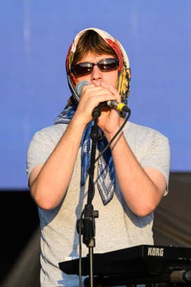 Musik, Lucca Summer Festival, Dov e Liana July 19, 2026, Lucca, Lucca, Italy: The singer of the French band Dov Ã¢?oeÃ‚Â¿ Liana during the concert of the Lucca Summer Festival 2026 opening for Katy Perry s performance, on July 19, 2026, in Lucca. Lucca Italy  - ZUMAa289 20260719_zia_a289_121 Copyright: xStefanoxDallexLuchex xAgfx