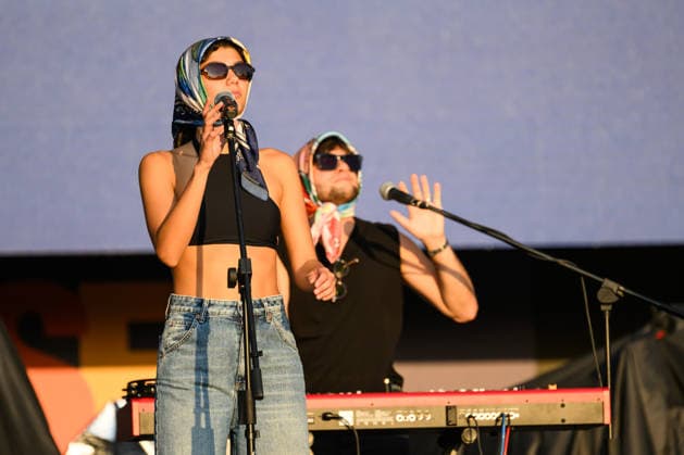 Musik, Lucca Summer Festival, Dov e Liana July 19, 2026, Lucca, Lucca, Italy: The singer of the French band Dov Ã¢?oeÃ‚Â¿ Liana during the concert of the Lucca Summer Festival 2026 opening for Katy Perry s performance, on July 19, 2026, in Lucca. Lucca Italy  - ZUMAa289 20260719_zia_a289_127 Copyright: xStefanoxDallexLuchex xAgfx