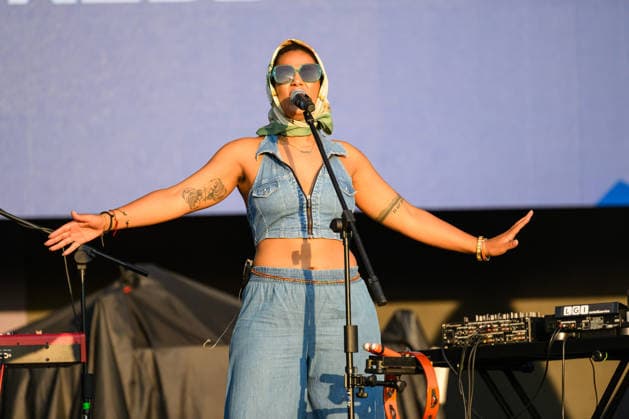 Musik, Lucca Summer Festival, Dov e Liana July 19, 2026, Lucca, Lucca, Italy: The singer of the French band Dov Ã¢?oeÃ‚Â¿ Liana during the concert of the Lucca Summer Festival 2026 opening for Katy Perry s performance, on July 19, 2026, in Lucca. Lucca Italy  - ZUMAa289 20260719_zia_a289_128 Copyright: xStefanoxDallexLuchex xAgfx