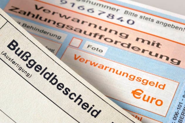 Strafzettel mit Verwarnung Bußgeldbescheid und Strafzettel als Symbolbild für ein Vergehen gegen die STVO Straßenverkehrsordnung - NUR FÜR REDAKTIONELLE VERWENDUNG -