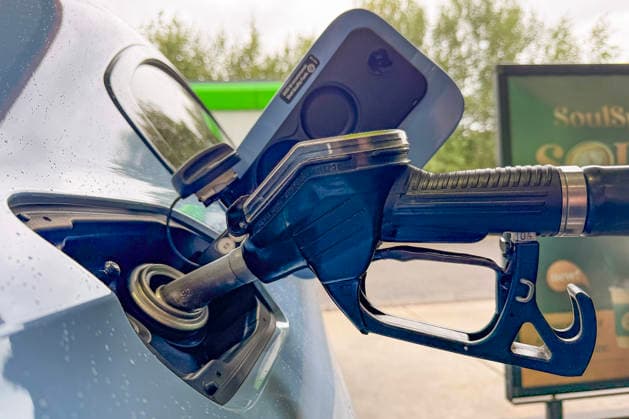 Wie ist die weitere Entwicklung der Spritpreise? Die Spritpreise ziehen weiter an. Die neue Woche und gleichzeitig der erste Sommerferientag in NRW startet bereits vor 12:00 Uhr hochpreisig. Ein blaues Auto wird an einer Tankstelle betankt. Die Tankpistole befindet sich im Tank eines Fahrzeuges. Tankstelle am 20.07.2026 in Siegen Deutschland. *** What’s the outlook for gas prices? Gas prices continue to rise. The new week—and, at the same time, the first day of summer vacation in North Rhine-Westphalia—is already off to a high-price start before 12:00 p.m. A blue car is being filled up at a gas station. The gas nozzle is in the vehicle’s gas tank. Gas station on July July 2026 in Siegen, Germany
