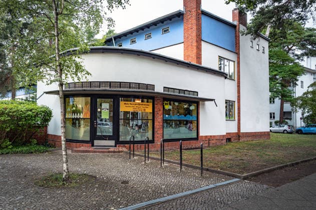 Berlin Steglitz-Zehlendorf; Waldsiedlung Zehlendorf an Riemeisterstraße Argentinische Allee. Aufnahme in die Liste UNESCO Weltkulturerbe ist geplant; Siedlung im Bauhausstil - 20.07.2026 Zehlendorf *** Berlin Steglitz Zehlendorf Waldsiedlung Zehlendorf on Riemeisterstraße and Argentinische Allee; planned for inclusion on the UNESCO World Heritage List; Bauhaus-style housing estate; July 20, 2026; Zehlendorf