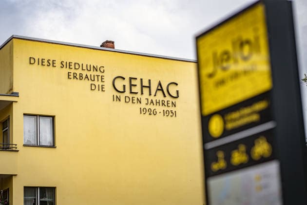 Berlin Steglitz-Zehlendorf; Waldsiedlung Zehlendorf an Riemeisterstraße Argentinische Allee. Aufnahme in die Liste UNESCO Weltkulturerbe ist geplant; Siedlung im Bauhausstil - 20.07.2026 Zehlendorf *** Berlin Steglitz Zehlendorf Waldsiedlung Zehlendorf on Riemeisterstraße and Argentinische Allee; planned for inclusion on the UNESCO World Heritage List; Bauhaus-style housing estate; July 20, 2026; Zehlendorf