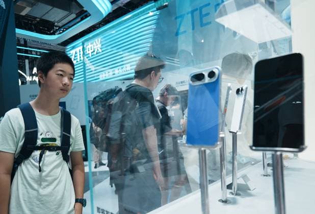 2026 WAIC Held in Shanghai The audience visited the Doubao smart phone jointly developed by ZTE and ByteDance at the 2026 World Artificial Intelligence Conference, Shanghai, China, on July 20, 2026. Shanghai Shanghai China  Copyright: xCFOTOx i1784570726886