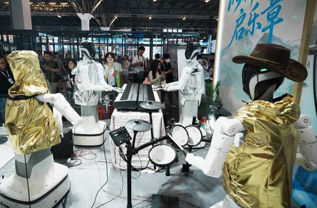 2026 WAIC Held in Shanghai Viewers watch humanoid robots playing music at the 2026 World Artificial Intelligence Conference in Shanghai, China on July 20, 2026. Shanghai Shanghai China  Copyright: xCFOTOx i1784570729734