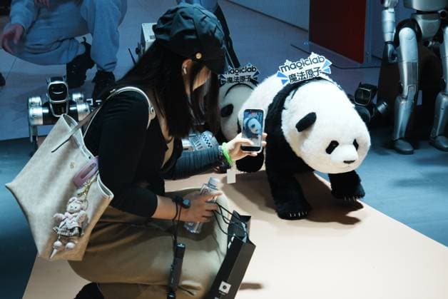 2026 WAIC Held in Shanghai Viewers watch Magiclab Robotics robot panda at the 2026 World Artificial Intelligence Conference in Shanghai, China on July 20, 2026. Shanghai Shanghai China  Copyright: xCFOTOx i1784570730470
