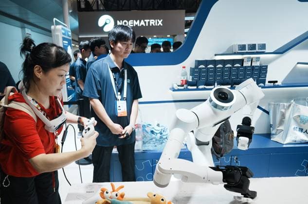 2026 WAIC Held in Shanghai Viewers experience training humanoid robots at the 2026 World Artificial Intelligence Conference in Shanghai, China on July 20, 2026. Shanghai Shanghai China  Copyright: xCFOTOx i1784570730900