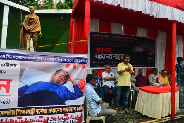 July 20, 2026, Siliguri, West Bengal, India: Supporters and activists of Siliguri Anti-Fascism Citizen Forum stage a protest and solidarity for Cockroach Janata Party (CJP) protest and Activists Sonam Wangchuk protesting over education policies in Delhi , as they also support and express solidarity against baton charge ,protest over education policies in Siliguri. Siliguri India  - ZUMAd209 20260720_znp_d209_005 Copyright: xDiptenduxDuttax