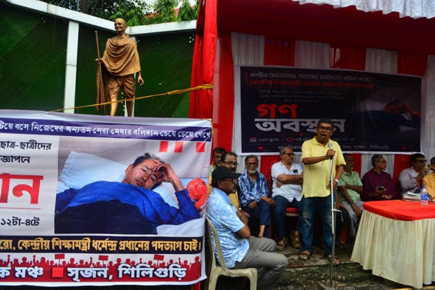 July 20, 2026, Siliguri, West Bengal, India: Supporters and activists of Siliguri Anti-Fascism Citizen Forum stage a protest and solidarity for Cockroach Janata Party (CJP) protest and Activists Sonam Wangchuk protesting over education policies in Delhi , as they also support and express solidarity against baton charge ,protest over education policies in Siliguri. Siliguri India - ZUMAd209 20260720_znp_d209_006 Copyright: xDiptenduxDuttax