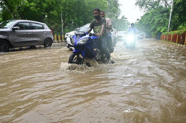 July 20, 2026, Prayagraj, Uttar Pradesh, India: Prayagraj: Vehicle wades trough a waterlogged road after heavy rain, in Prayagraj on Monday, July 20, 2026. Prayagraj India - ZUMAv115 20260720_zap_v115_034 Copyright: xPrabhatxKumarxVermax