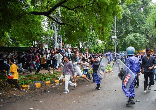 RPF personnel & police use lathis for crowd control as protesters gathered for CJP s protest march clashed with RPF personnel New Delhi, Jul 20 (ANI): RPF personnel & police use lathis for crowd control as protesters gathered for CJP s protest march clashed with RPF personnel at Jantar Mantar; in New Delhi on Monday. New Delhi Delhi India Copyright: xANIx ANI_20260720064