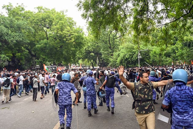 RPF personnel & police use lathis for crowd control as protesters gathered for CJP s protest march clashed with RPF personnel New Delhi, Jul 20 (ANI): RPF personnel & police use lathis for crowd control as protesters gathered for CJP s protest march clashed with RPF personnel at Jantar Mantar; in New Delhi on Monday. (ANI Video Grab) New Delhi Delhi India Copyright: xANIx ANI_20260720070