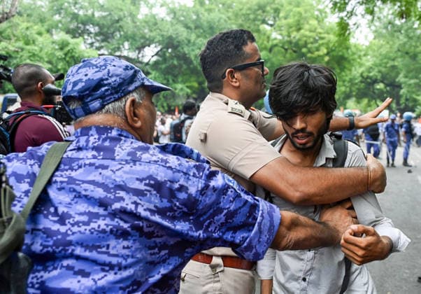 RPF personnel & police use lathis for crowd control as protesters gathered for CJP s protest march clashed with RPF personnel New Delhi, Jul 20 (ANI): RPF personnel & police use lathis for crowd control as protesters gathered for CJP s protest march clashed with RPF personnel at Jantar Mantar, in New Delhi on Monday. New Delhi Delhi India Copyright: xANIx ANI_20260720072