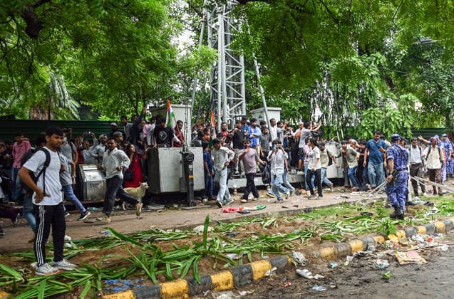 RPF personnel & police use lathis for crowd control as protesters gathered for CJP s protest march clashed with RPF personnel New Delhi, Jul 20 (ANI): RPF personnel & police use lathis for crowd control as protesters gathered for CJP s protest march clashed with RPF personnel at Jantar Mantar; in New Delhi on Monday. New Delhi Delhi India Copyright: xANIx ANI_20260720065