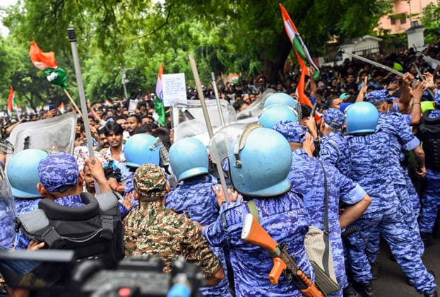 RPF personnel & police use lathis for crowd control as protesters gathered for CJP s protest march clashed with RPF personnel New Delhi, Jul 20 (ANI): RPF personnel & police use lathis for crowd control as protesters gathered for CJP s protest march clashed with RPF personnel at Jantar Mantar, in New Delhi on Monday. New Delhi Delhi India Copyright: xANIx ANI_20260720067