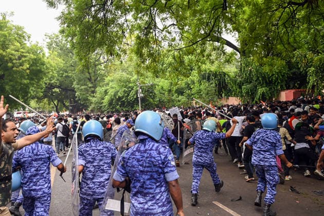 RPF personnel & police use lathis for crowd control as protesters gathered for CJP s protest march clashed with RPF personnel New Delhi, Jul 20 (ANI): RPF personnel & police use lathis for crowd control as protesters gathered for CJP s protest march clashed with RPF personnel at Jantar Mantar; in New Delhi on Monday. (ANI Video Grab) New Delhi Delhi India Copyright: xANIx ANI_20260720069