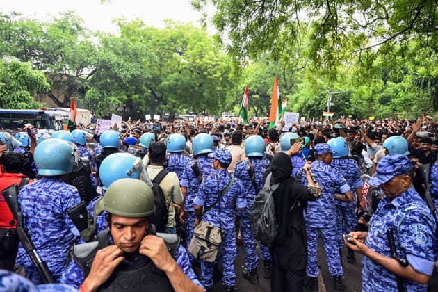 RPF personnel & police use lathis for crowd control as protesters gathered for CJP s protest march clashed with RPF personnel New Delhi, Jul 20 (ANI): RPF personnel & police use lathis for crowd control as protesters gathered for CJP s protest march clashed with RPF personnel at Jantar Mantar, in New Delhi on Monday. New Delhi Delhi India Copyright: xANIx ANI_20260720073