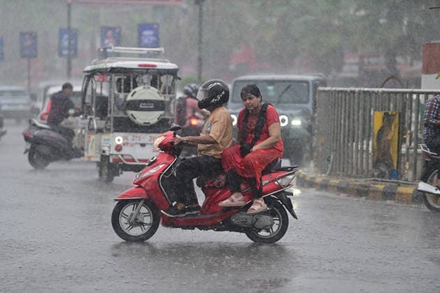 July 20, 2026, Prayagraj, Uttar Pradesh, India: Prayagraj: Vehicles ply during Rain, in Prayagraj on Monday, July 20, 2026. Prayagraj India - ZUMAv115 20260720_zap_v115_040 Copyright: xPrabhatxKumarxVermax