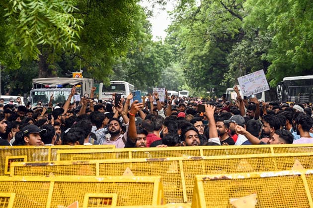 Security personnel placed barricades to stop CJP protesters in view of the CJP s call for a March to Parliament New Delhi, Jul 20 (ANI): Security personnel placed barricades to stop CJP protesters in view of the CJP s call for a March to Parliament, in New Delhi on Monday. New Delhi Delhi India Copyright: xANIx ANI_20260720083