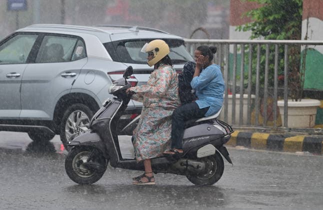 July 20, 2026, Prayagraj, Uttar Pradesh, India: Prayagraj: Vehicles ply during Rain, in Prayagraj on Monday, July 20, 2026. Prayagraj India - ZUMAv115 20260720_zap_v115_045 Copyright: xPrabhatxKumarxVermax