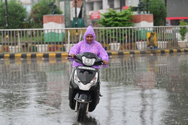 July 20, 2026, Prayagraj, Uttar Pradesh, India: Prayagraj: A women ride scotty during Rain, in Prayagraj on Monday, July 20, 2026. Prayagraj India - ZUMAv115 20260720_zap_v115_046 Copyright: xPrabhatxKumarxVermax