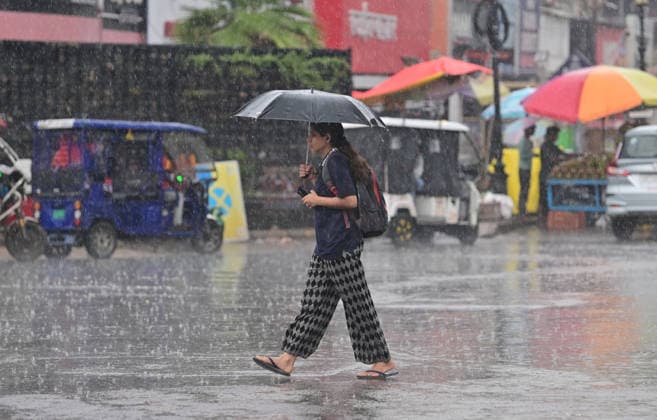 July 20, 2026, Prayagraj, Uttar Pradesh, India: Prayagraj: People during Rain, in Prayagraj on Monday, July 20, 2026. Prayagraj India - ZUMAv115 20260720_zap_v115_047 Copyright: xPrabhatxKumarxVermax