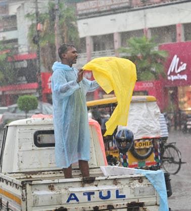 July 20, 2026, Prayagraj, Uttar Pradesh, India: Prayagraj: A vendor sell raincoat during Rain, in Prayagraj on Monday, July 20, 2026. Prayagraj India - ZUMAv115 20260720_zap_v115_048 Copyright: xPrabhatxKumarxVermax