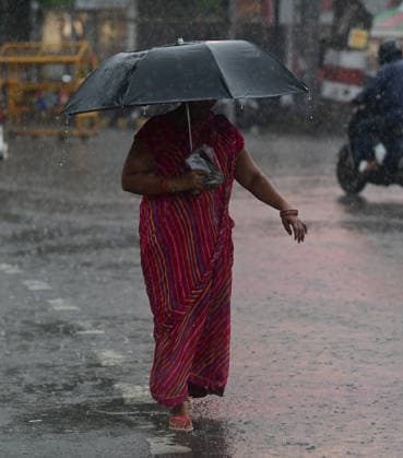 July 20, 2026, Prayagraj, Uttar Pradesh, India: Prayagraj: A women protect herself with an umbrella during Rain, in Prayagraj on Monday, July 20, 2026. Prayagraj India - ZUMAv115 20260720_zap_v115_050 Copyright: xPrabhatxKumarxVermax