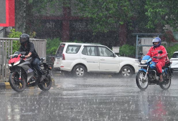 July 20, 2026, Prayagraj, Uttar Pradesh, India: Prayagraj: Vehicles wades during Rain, in Prayagraj on Monday, July 20, 2026. Prayagraj India - ZUMAv115 20260720_zap_v115_051 Copyright: xPrabhatxKumarxVermax