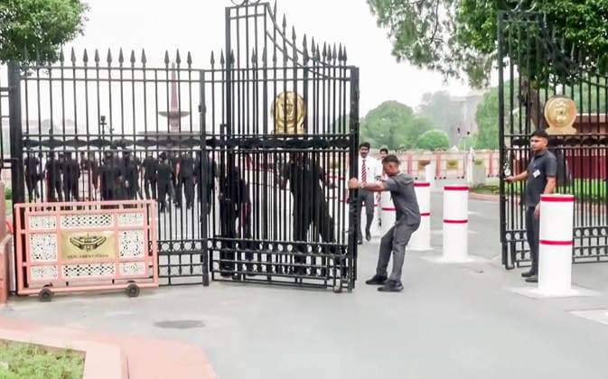 RECORD DATE NOT STATED Monsoon Session & CJP s Chalo Sansad March: Security Heightens Outside Parliament New Delhi, Jul 20 (ANI): Security heightens outside Parliament on the first day of the Monsoon Session, coinciding with the announced Cockroach Janata Party s (CJP) Chalo Sansad march from Jantar Mantar, in New Delhi on Monday. (ANI Video Grab) NEW DELHI Delhi India Copyright: xANIx ANI_20260720137