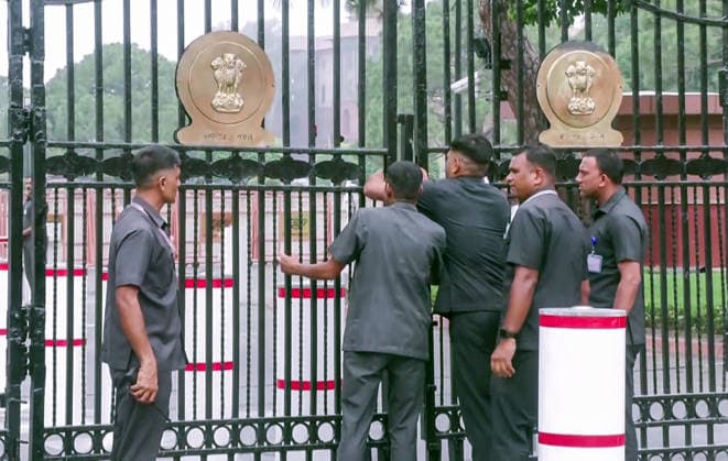 RECORD DATE NOT STATED Monsoon Session & CJP s Chalo Sansad March: Security Heightens Outside Parliament New Delhi, Jul 20 (ANI): Security heightens outside Parliament on the first day of the Monsoon Session, coinciding with the announced Cockroach Janata Party s (CJP) Chalo Sansad march from Jantar Mantar, in New Delhi on Monday. (ANI Video Grab) NEW DELHI Delhi India Copyright: xANIx ANI_20260720143