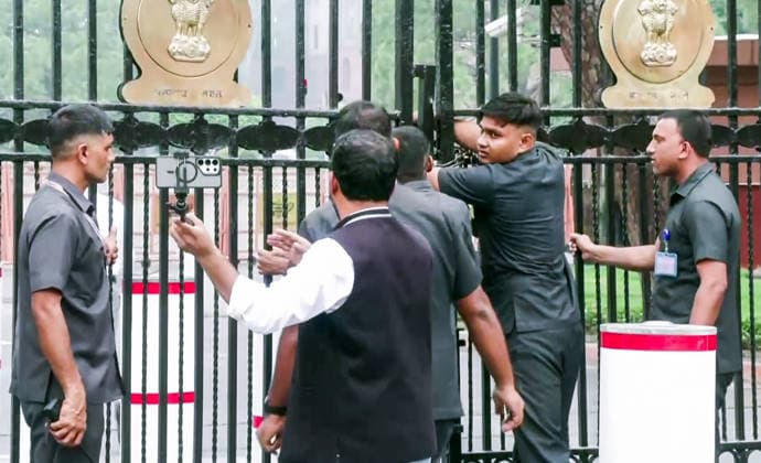 RECORD DATE NOT STATED Monsoon Session & CJP s Chalo Sansad March: Security Heightens Outside Parliament New Delhi, Jul 20 (ANI): Security heightens outside Parliament on the first day of the Monsoon Session, coinciding with the announced Cockroach Janata Party s (CJP) Chalo Sansad march from Jantar Mantar, in New Delhi on Monday. (ANI Video Grab) NEW DELHI Delhi India Copyright: xANIx ANI_20260720147