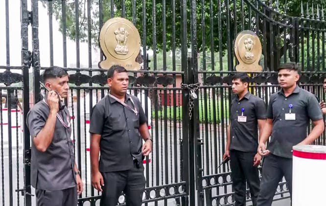 RECORD DATE NOT STATED Monsoon Session & CJP s Chalo Sansad March: Security Heightens Outside Parliament New Delhi, Jul 20 (ANI): Security heightens outside Parliament on the first day of the Monsoon Session, coinciding with the announced Cockroach Janata Party s (CJP) Chalo Sansad march from Jantar Mantar, in New Delhi on Monday. (ANI Video Grab) NEW DELHI Delhi India Copyright: xANIx ANI_20260720149