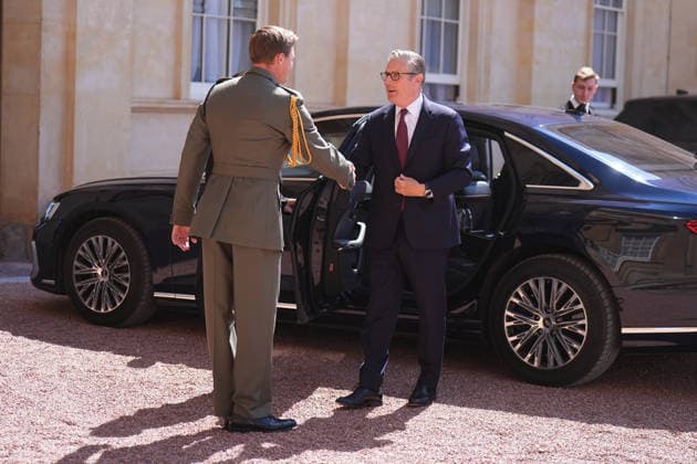 Andy Burnham becomes new PM King Charles III s Equerry, Major Ben Rigby (left) greets outgoing Prime Minister Sir Keir Starmer as he arrives at Buckingham Palace, London, for an audience with King Charles III where he will formally resign as Prime Minister after losing the Labour leadership contest to Andy Burnham who will become the new Prime Minister. Picture date: Monday July 20, 2026., Credit:Aaron Chown PA ROTA - B68 Avalon UK, London  Copyright: xAaronxChownx xPAxROTAx-xB68x xAvalonx 1117556223