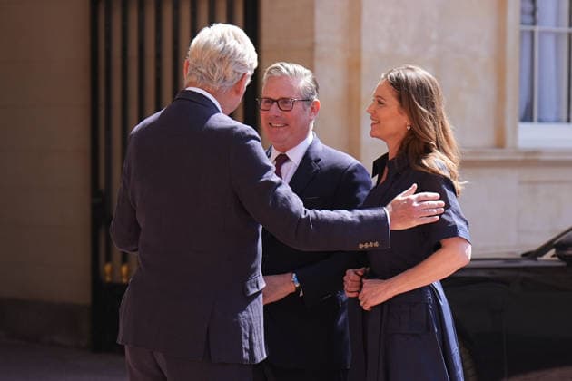 Andy Burnham becomes new PM Sir Clive Alderton (left), Principal Private Secretary to the King and Queen greets outgoing Prime Minister Sir Keir Starmer and his wife Lady Victoria Starmer, as he arrives at Buckingham Palace, London, for an audience with King Charles III where he will formally resign as Prime Minister after losing the Labour leadership contest to Andy Burnham who will become the new Prime Minister. Picture date: Monday July 20, 2026., Credit:Aaron Chown PA ROTA - B68 Avalon UK, London  Copyright: xAaronxChownx xPAxROTAx-xB68x xAvalonx 1117556296