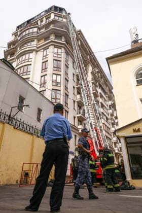 RUSSIA, MOSCOW - JULY 20, 2026: Emergency workers climb an aerial ladder to battle a fire of 20sqm in area on the attic floor of the Strastnoy Boulevard Building housing complex in central Moscow, 20 residents evacuating before the arrival of emergency services. Artyom Geodakyan TASS  95259189