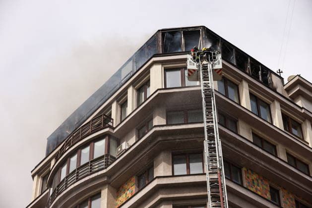 RUSSIA, MOSCOW - JULY 20, 2026: Emergency workers climb an aerial ladder to battle a fire of 20sqm in area on the attic floor of the Strastnoy Boulevard Building housing complex in central Moscow, 20 residents evacuating before the arrival of emergency services. Artyom Geodakyan TASS  95259192