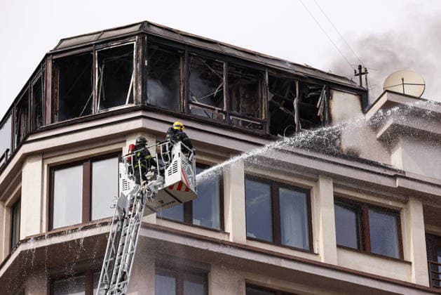 RUSSIA, MOSCOW - JULY 20, 2026: Emergency workers climb an aerial ladder to battle a fire of 20sqm in area on the attic floor of the Strastnoy Boulevard Building housing complex in central Moscow, 20 residents evacuating before the arrival of emergency services Moscow Russia  - ZUMAt113 20260720_zaa_t113_079 Copyright: xArtyomxGeodakyanx