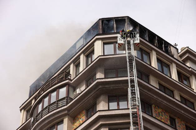 RUSSIA, MOSCOW - JULY 20, 2026: Emergency workers climb an aerial ladder to battle a fire of 20sqm in area on the attic floor of the Strastnoy Boulevard Building housing complex in central Moscow, 20 residents evacuating before the arrival of emergency services Moscow Russia  - ZUMAt113 20260720_zaa_t113_082 Copyright: xArtyomxGeodakyanx